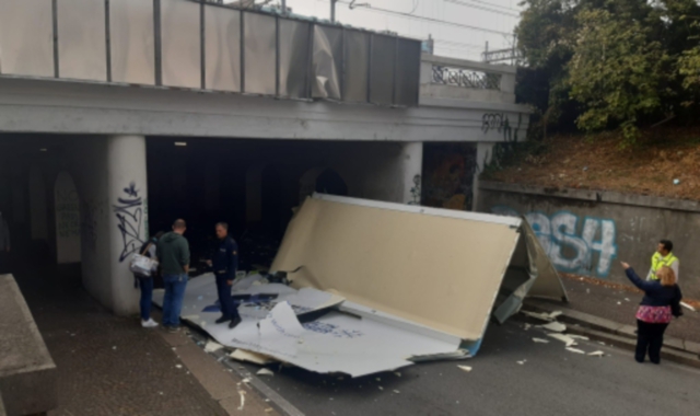 Le fiancate del camion sono rimaste a terra (foto redazione)