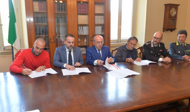 Varese firma il progetto per combattere il commercio abusivo (Blitz)