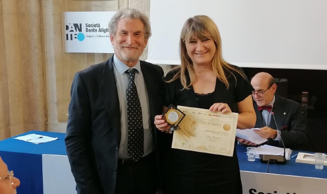 Sara Magnoli con il giornalista Goffredo palmerini che le ha consegnato il premio (foto Redazione)