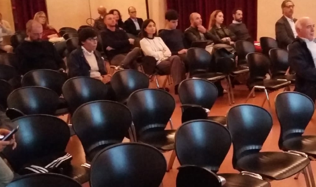 Tantissime sedie vuote al palazzo Leone da Perego (foto Pubblifoto)