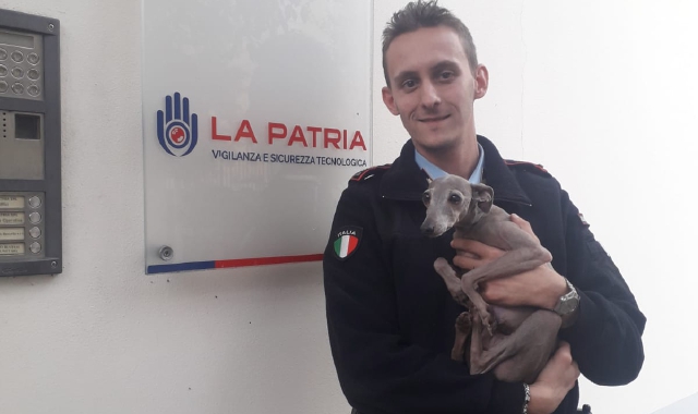 La guardia giurata con la cagnolina ritrovata (foto Redazione)