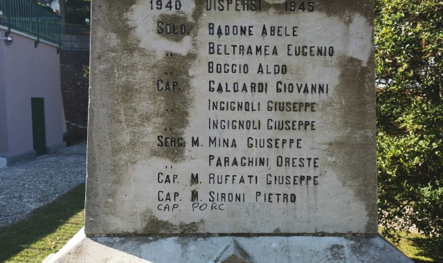 Il monumento imbrattato dai vandali (foto Redazione)