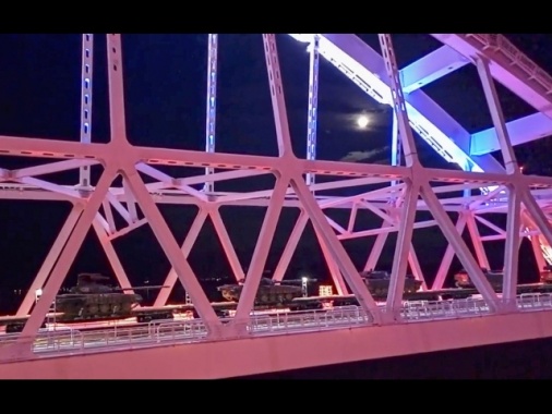 Media, camion bomba sul ponte in Crimea opera servizi Kiev