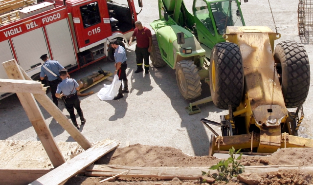 I carabinieri in un cantiere dopo un incidente sul lavoro (foto Archivio)
