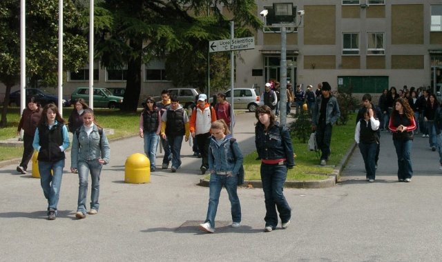 Studenti del liceo Cavalleri all’uscita imprevista da scuola (Pubblifoto)
