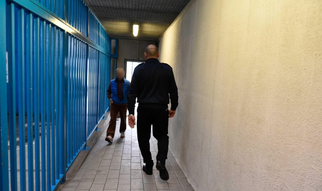 Si recide un orecchio, panico in carcere a Busto