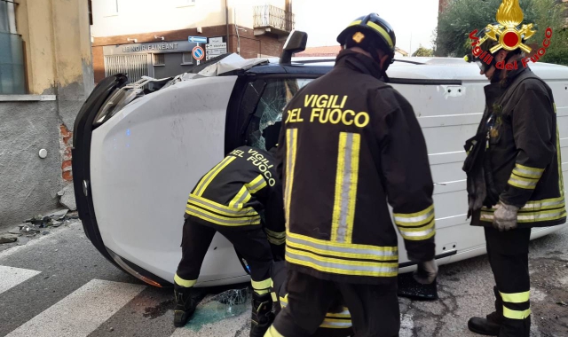 Il furgoncino ribaltato a Besnate (foto vigili del fuoco)