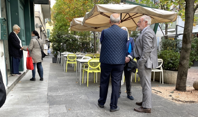 Questa mattina lo sfratta esecutivo nei confronti della pizzeria Bella Napoli (foto Blitz)