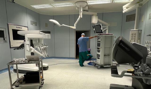 Robot chirurgico in fase di montaggio in una sala operatoria dell’Ospedale di Circolo di Varese (foto redazione)