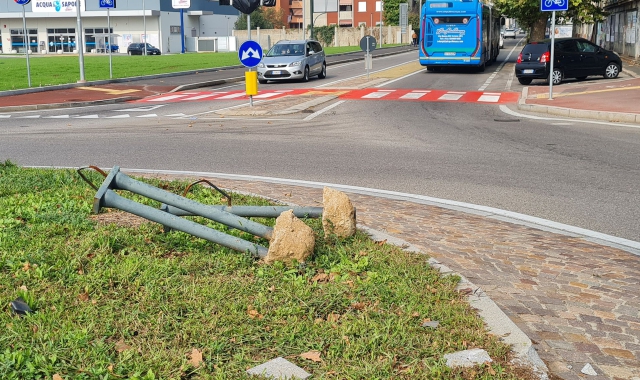 La rotonda di via Milano danneggiata la scorsa notte (Blitz)