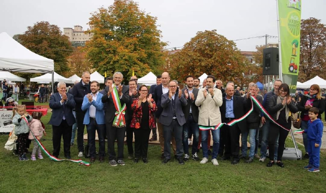 Il taglio del nastro di Agrivarese, edizione 2022 per la prima volta svoltasi in riva al Lago Maggiore