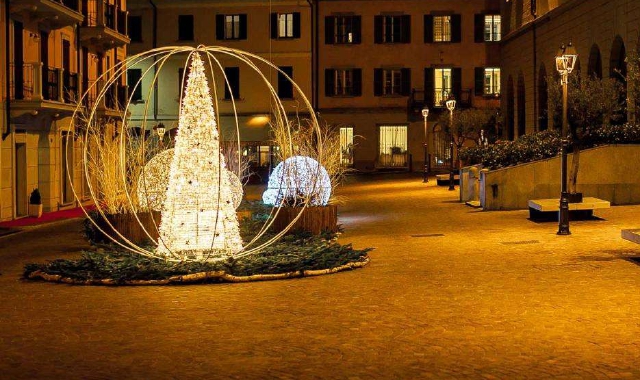L’albero illuminato a Arona