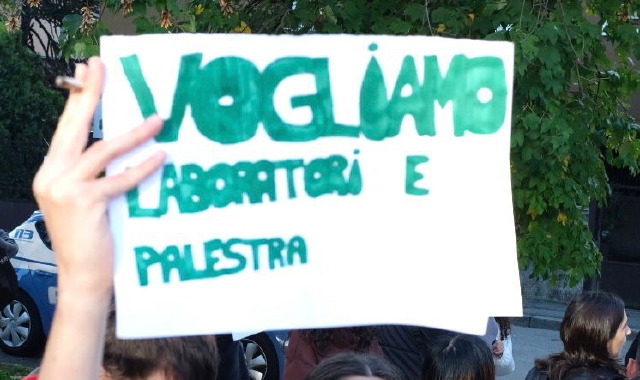 Protesta degli studenti all’istituo Verri di Busto Arsizio (foto Blitz)