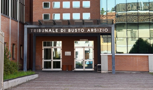 Gallarate, donna picchiata al supermercato: patteggia sei mesi
