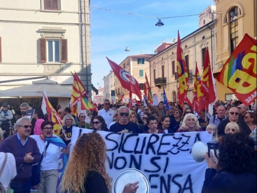 Protesta contro rigassificatore Piombino, '3mila in piazza'