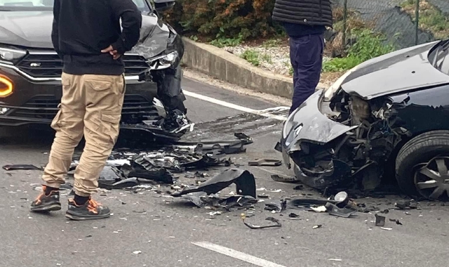 Auto contromano in rotonda: frontale a Induno Olona