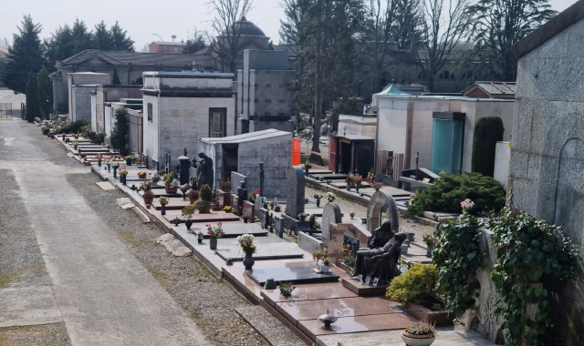Tradate, «sesso nei bagni del cimitero»