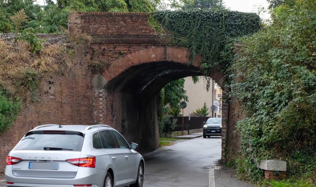 Il ponte di via Liberazione è nel mirino da decenni perché troppo stretto e basso ma non sono previsti lavori di rinnovamento. Intanto i nuovi bus non passano sotto quel sovrappasso (foto Blitz)