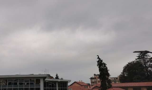 Cielo grigio e nuvole su Varese: non si vede il Sacro Monte