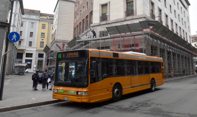 Un bus delle linee urbane alla fermata in corso Moro