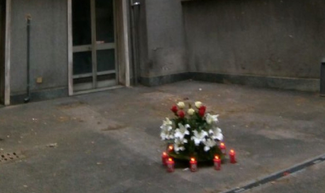 Fiori e candele in ricordo di Catello (foto archivio)