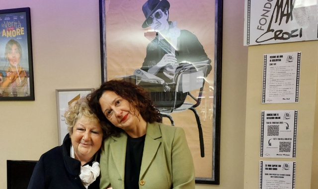 La mamma di Max Croci, Gabriella, con il vicesindaco Manuela Maffioli (Red.)