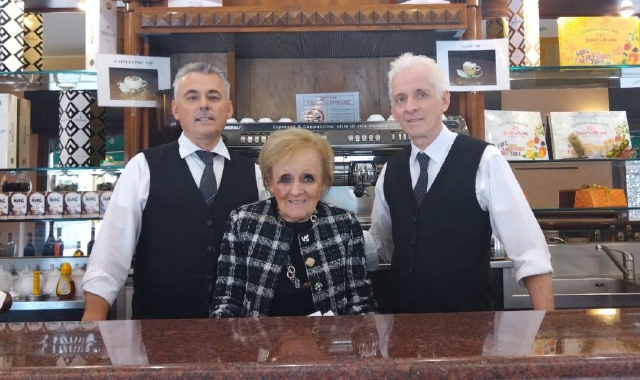 Marisa con i due figli al bancone del bar (foto Redazione)