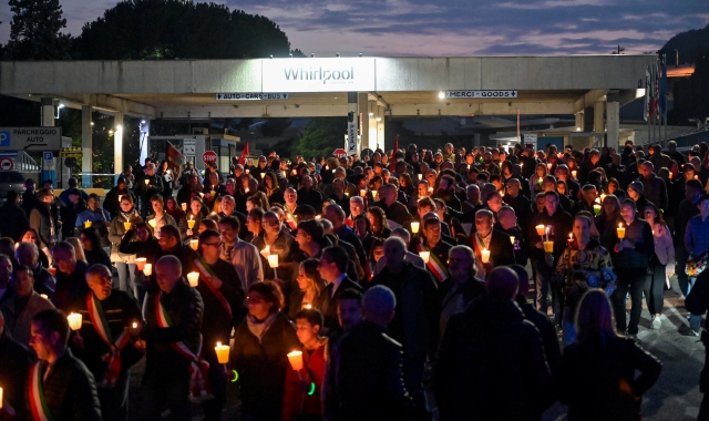 La fiaccolata a Biandronno a sostegno dei lavoratori Whirlpool (foto Blitz)
