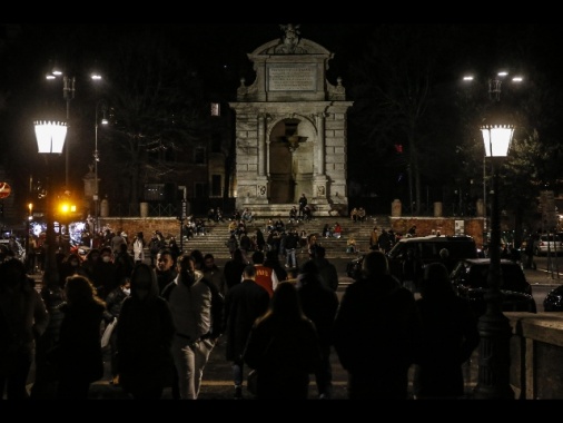 Calci in faccia a un senzatetto, video-shock a Roma