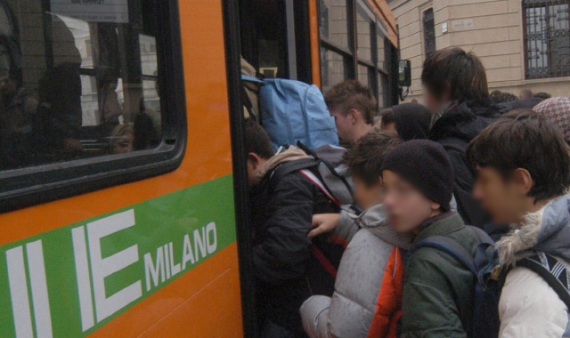 Studenti prendono un autobus della Stie in largo Tosi (Pubblifoto)