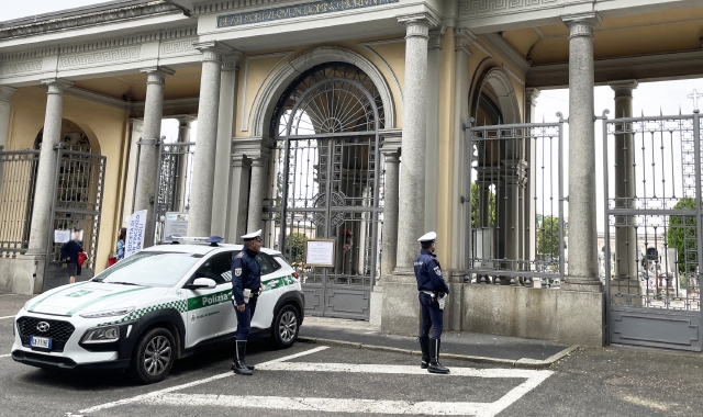 Gli agenti della Polizia locale impegnati nei controlli davanti ai cimiteri (foto Blitz)