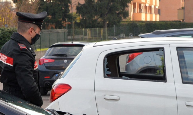 I carabinieri davanti a una delle auto prese di mira (foto Domenico Ghiotto - Blitz)