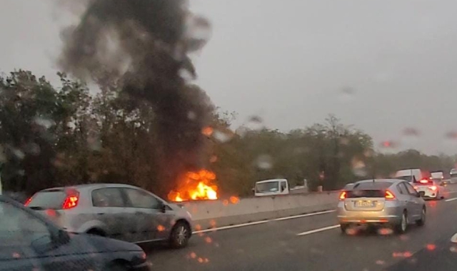 Auto in fiamme sulla A8 tra Castellanza e Busto