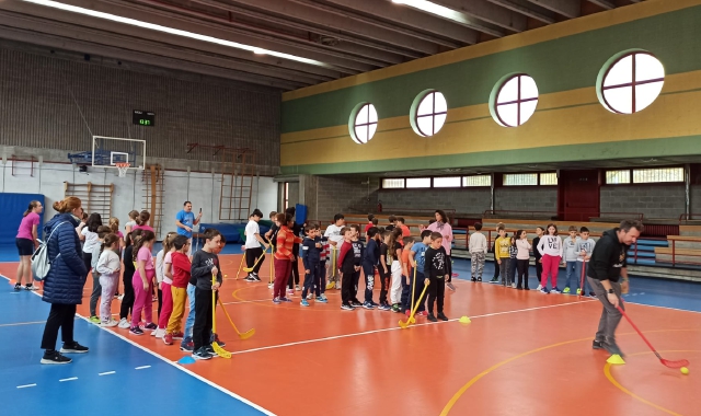 La lezione di hockey nella palestra della scuole media Carlo Macchi