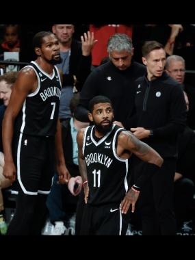 Nba, Nike sospende contratto con Irving dopo frasi antisemite