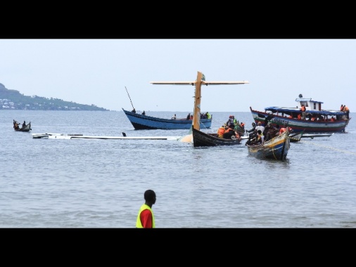 Sale a 19 morti il bilancio dell'aereo precipitato in Tanzania