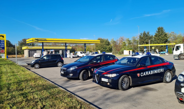 I carabinieri nell’area a ridosso dei boschi dove si è trascinato il ferito (foto Blitz)