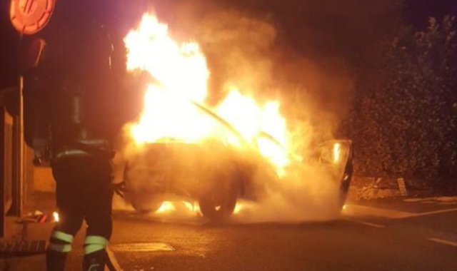 L’auto in fiamme dopo lo schianto a Dormelletto (foto vigili del fuoco)