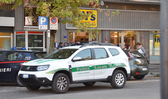 Carabinieri e polizia locale di fronte al supermercato preso di mira dai rapinatori (Pubblifoto)