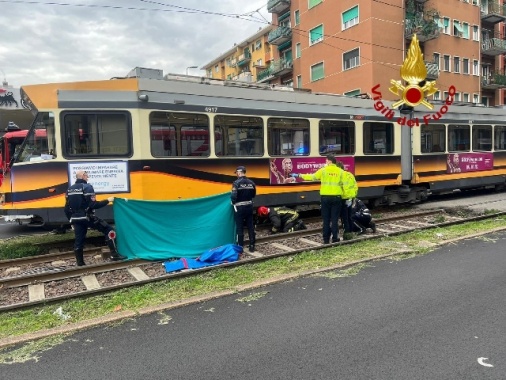 Ragazzino in bici muore investito da un tram a Milano