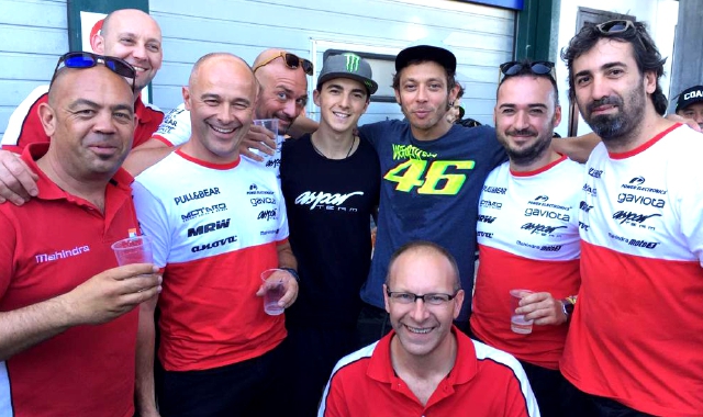 2016: Pecco Bagnaia a Besozzo con Valentino Rossi e, in primo piano con gli occhiali, il varesino Davide Borghesi, team manager Mahindra nel Mondiale Moto3