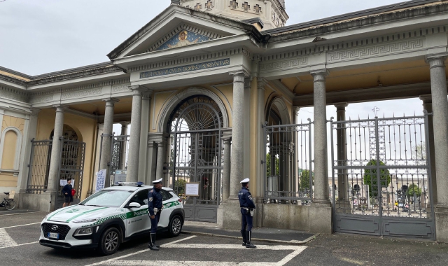 La polizia locale davanti all’ingresso del cimitero di Saronno (foto Blitz)