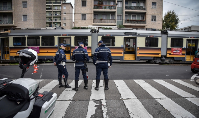Il punto in via Tito Livio dove il ragazzo di 14 anni è morto investito da un tram (foto ansa)