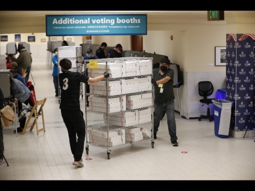 Midterm: Abbott resta governatore del Texas, altro flop di Beto