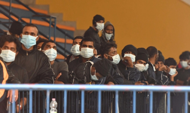 Migranti sbarcati nel porto di Catania (foto Ansa)