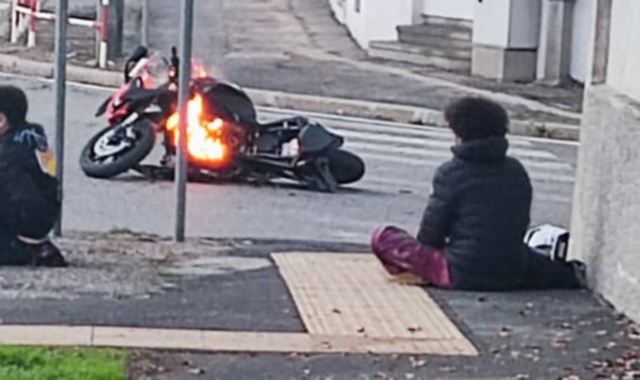La moto col serbatoio in fiamme dopo l’incidente