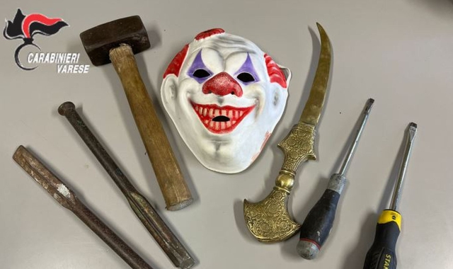 Arnesi da scasso e maschere da clown sequestrati dai carabinieri