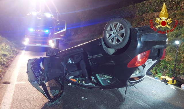 L’auto ribaltata questa sera a Castelveccana (foto vigili del fuoco)