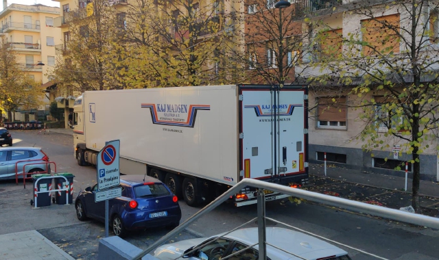 Varese, tir danese incastrato in via Tamagno