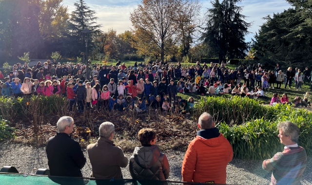 I bambini delle scuole primarie a Villa Mirabello (foto redazione)